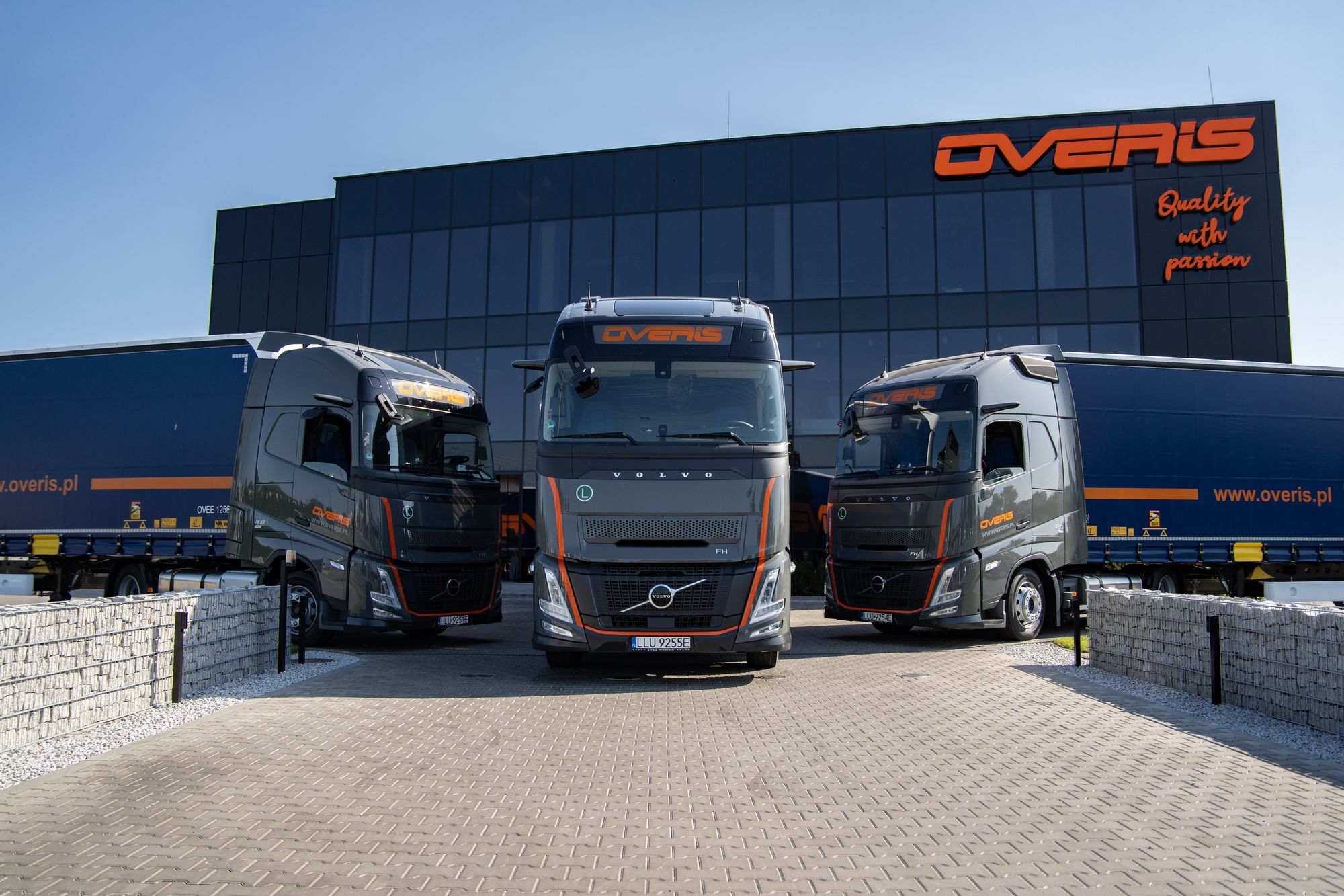 Flota ciągników Volvo Overis przed siedzibą firmy